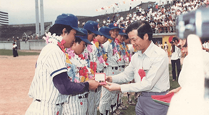 棒球隊授獎與總裁合影